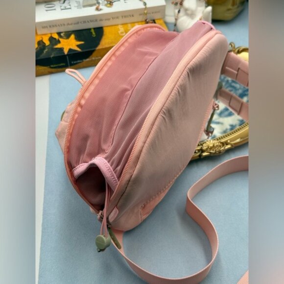 🆕 lululemon athletica 🧿 NWT Curved Crossbody Bag 3L, Light Pink - Picture 10 of 15